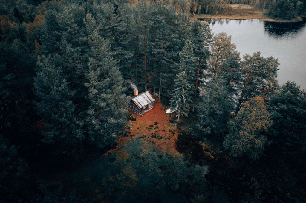 Domek otoczony lasem i jeziorami