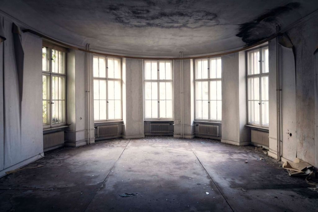 Zaniedbany Słoneczny Pokój