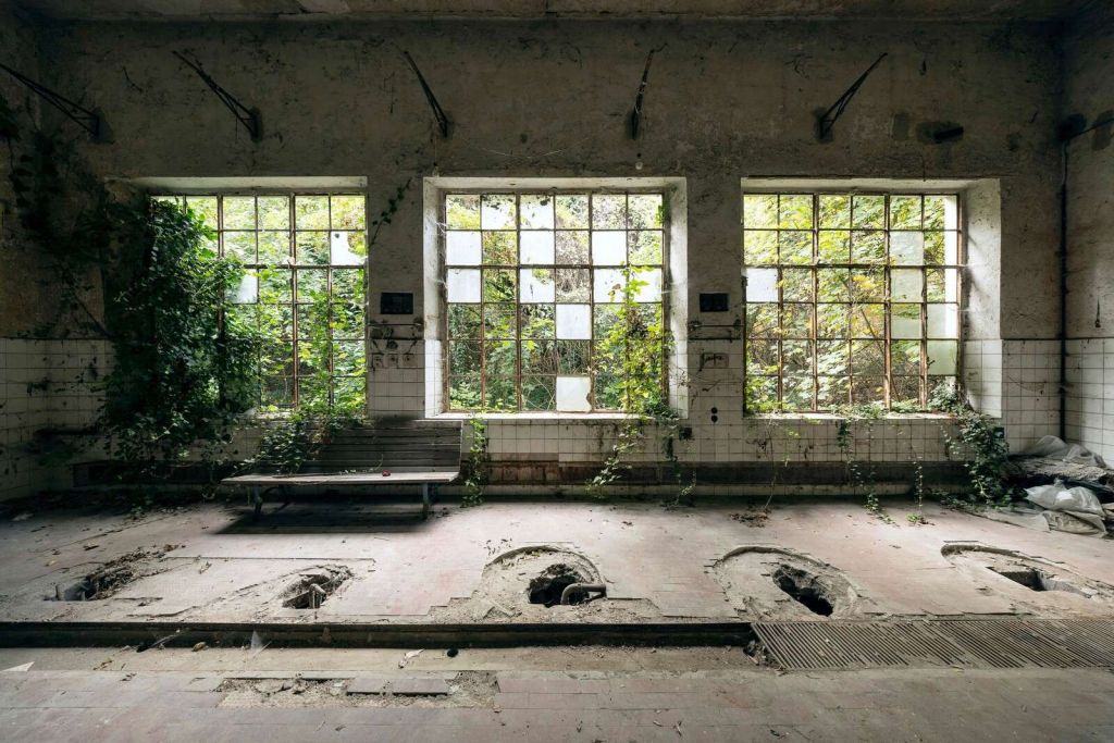 Opuszczona łaźnia w naturze