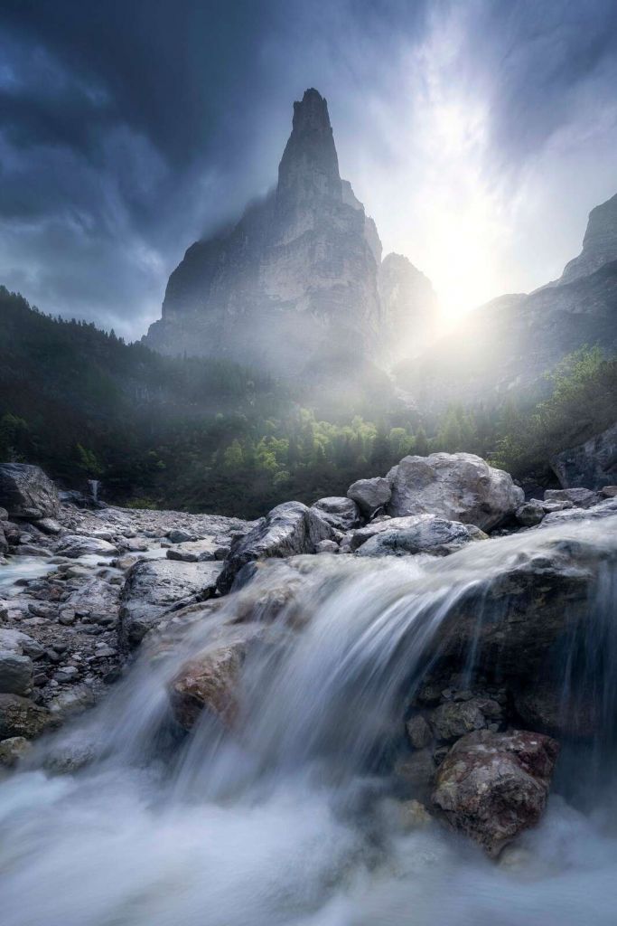 Mistige Bergstroom przy Wschodzie Słońca