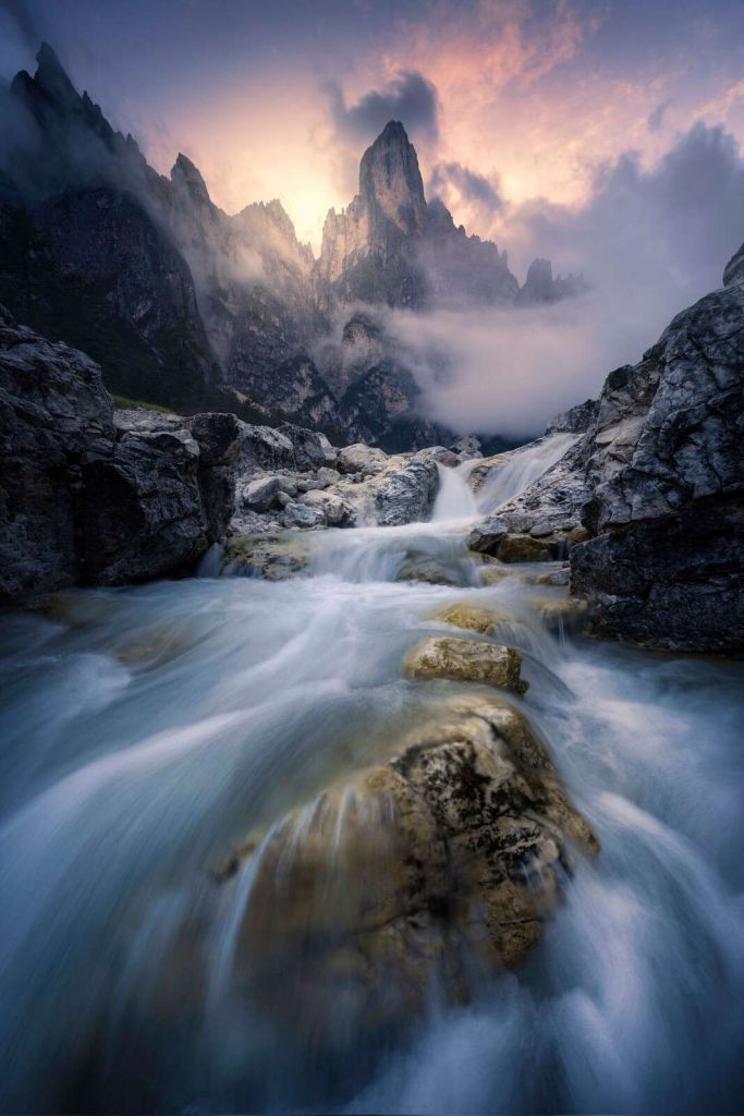 Bergstroom w zmierzchu