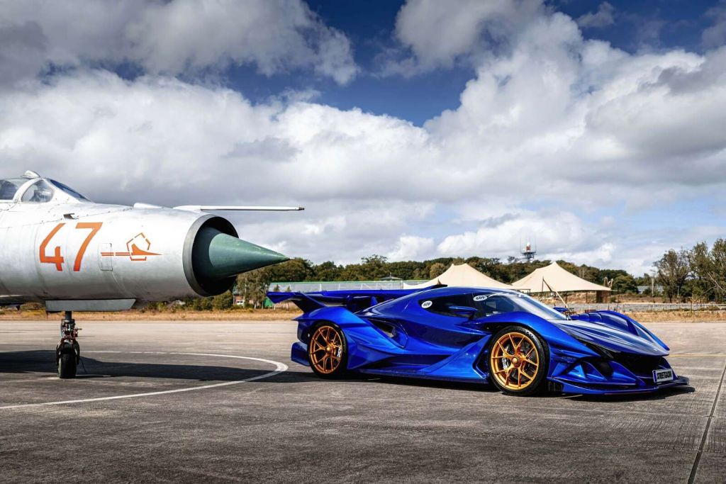 Futurystyczny supercar na lotnisku