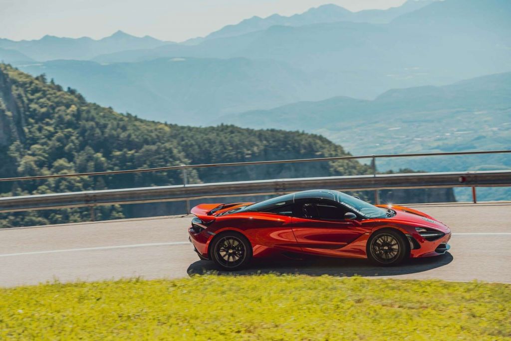 Jadąc przez górski krajobraz