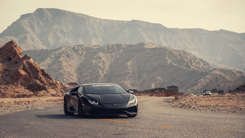 Czarny supercar na pustyni