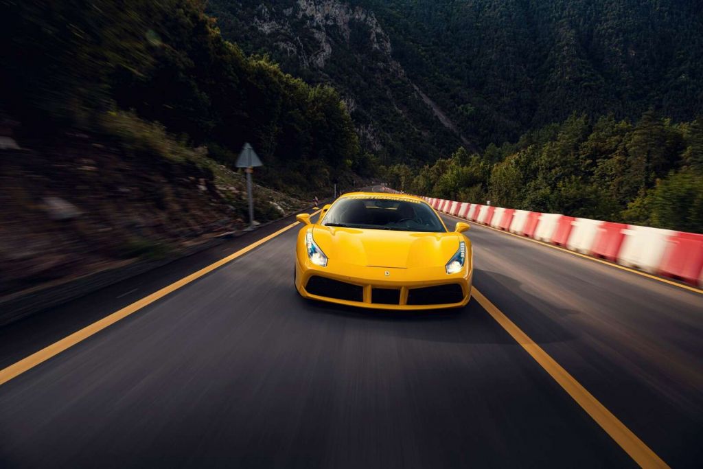 Szybkość przez zielone górskie przełęcze