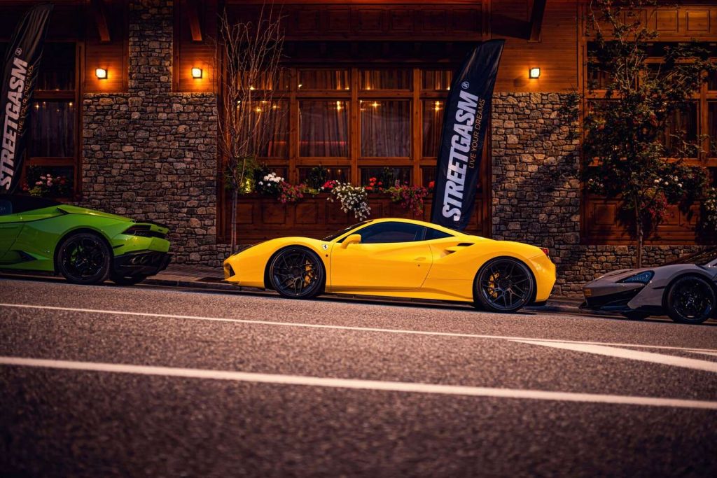 Ekskluzywne samochody w drewnianej chacie