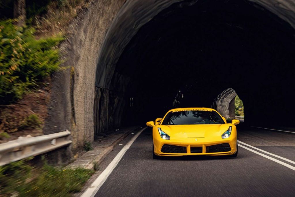 Ferrari 488 GTB na górskiej trasie