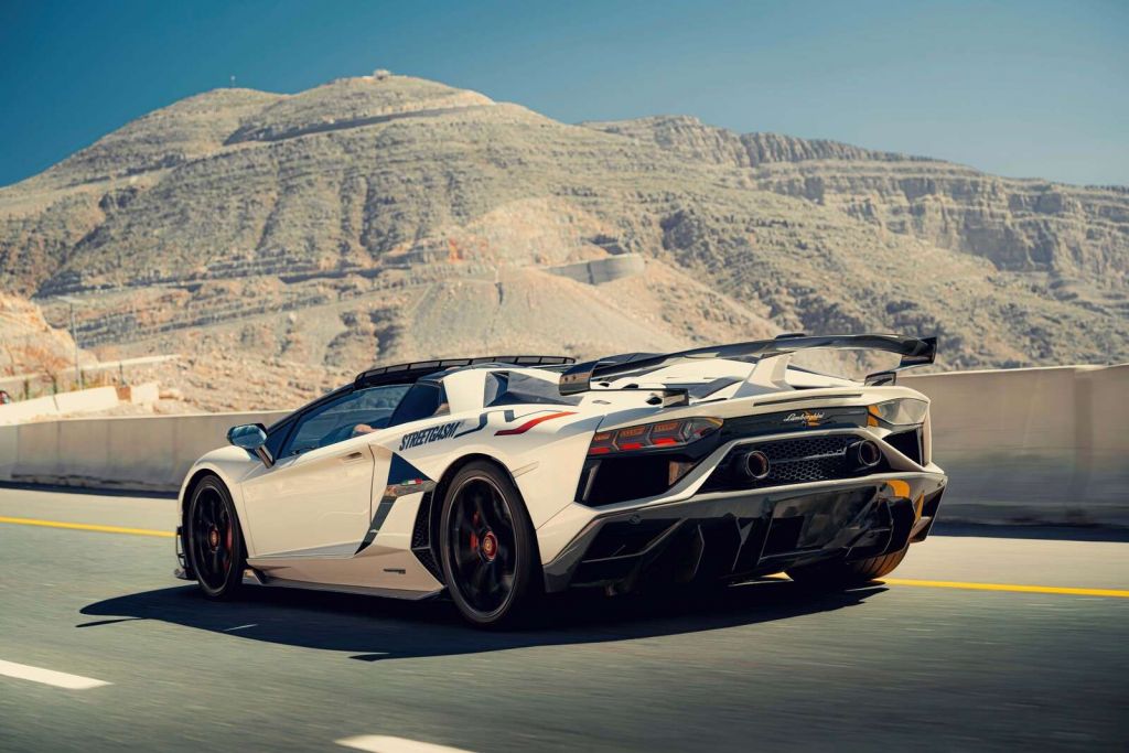 Superauto na górskiej przełęczy