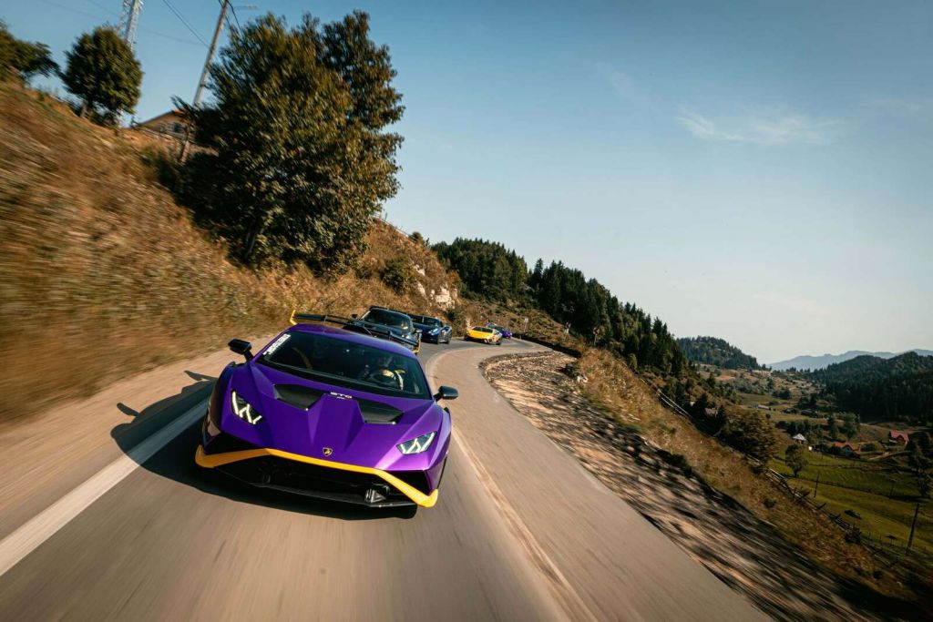 Konwój superaut przez góry