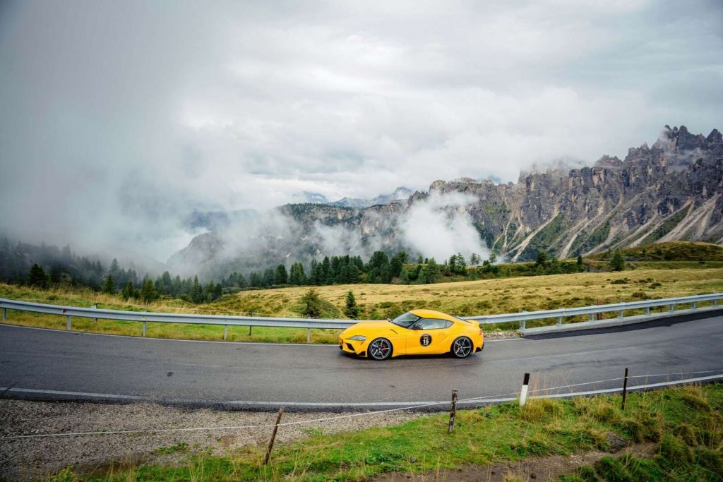 Sportowe samochody w Dolomitach