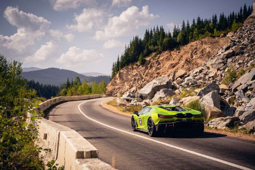 Lamborghini Revuelto w górach