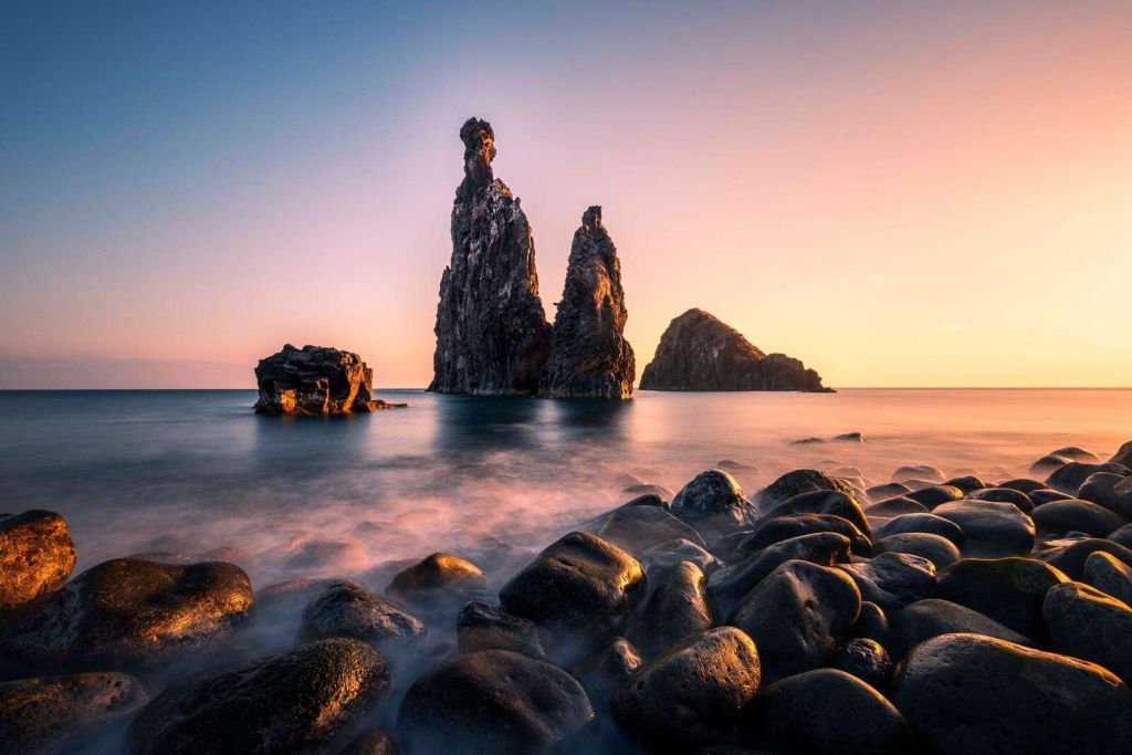 Światło wieczorne na skalistym wybrzeżu