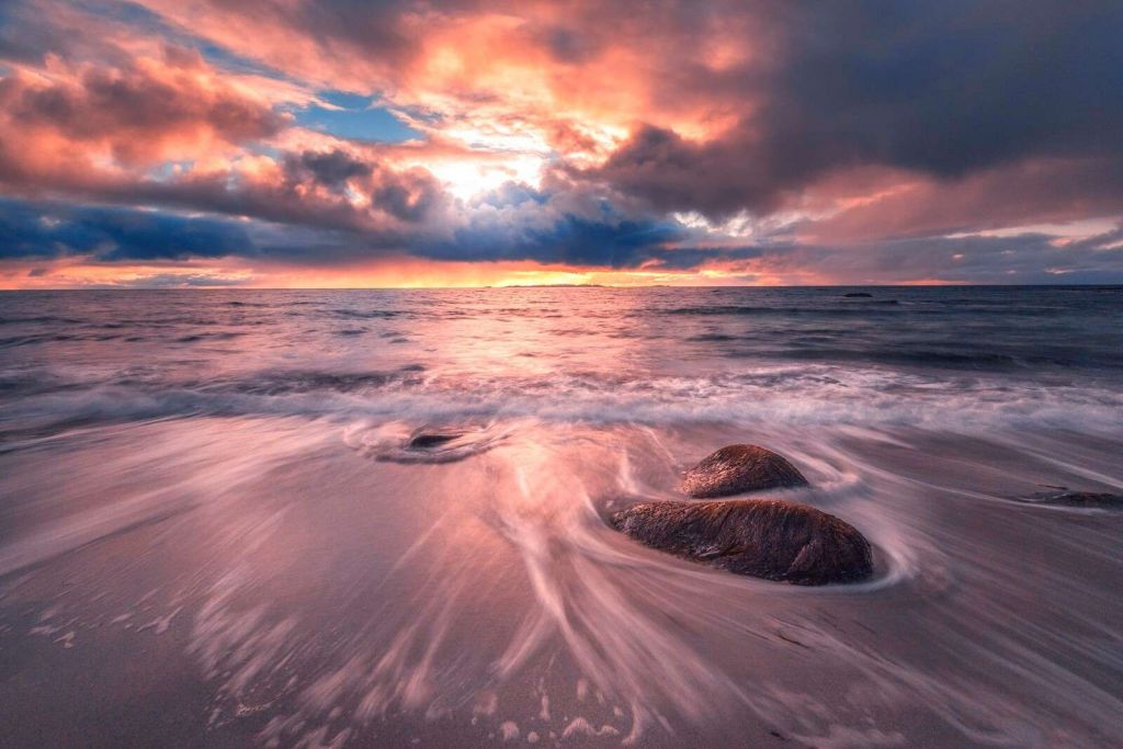 Burza nad cichym szumem fal.