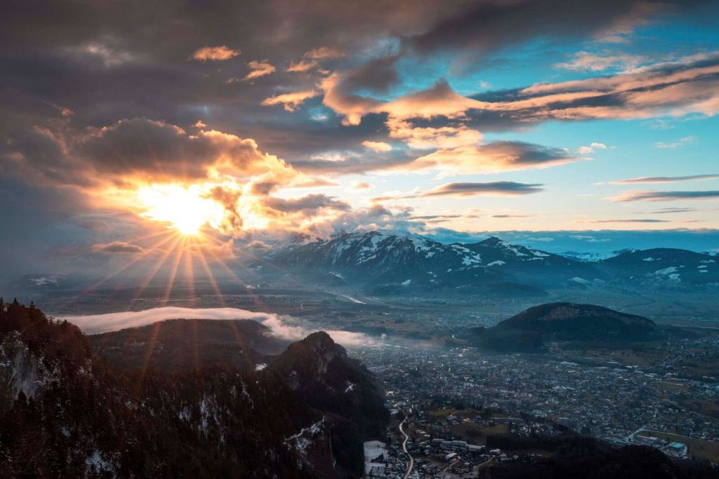 Zachód słońca nad doliną Alp.