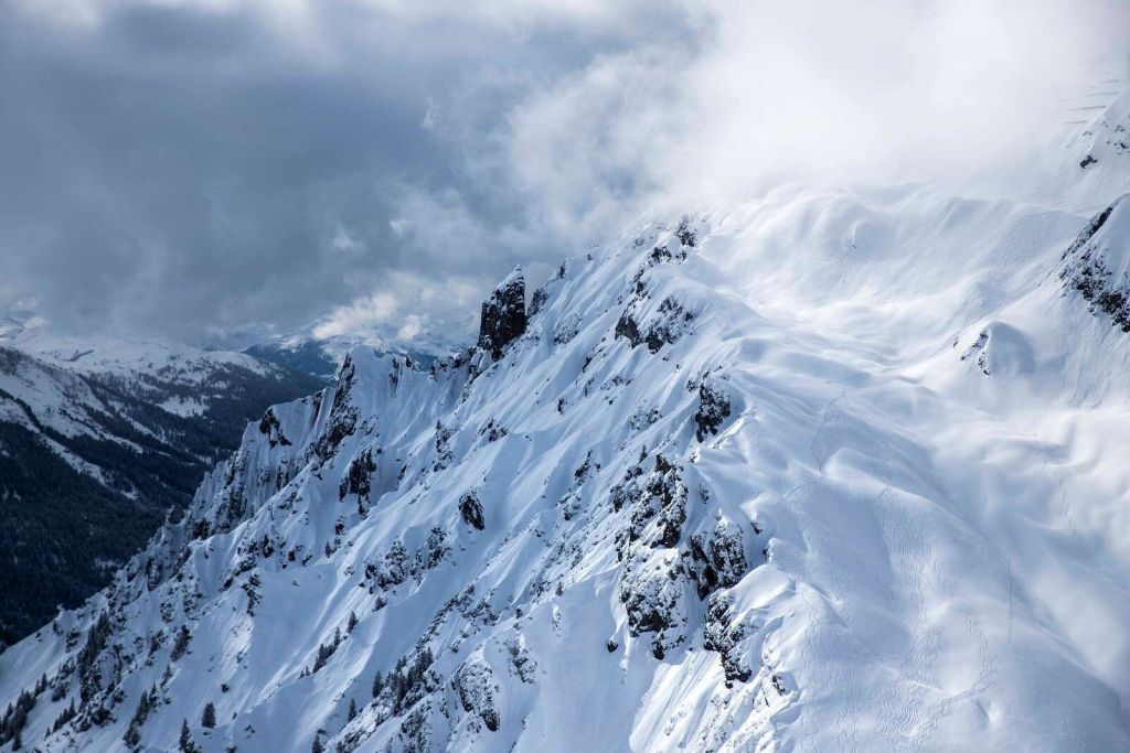 Wiersz ślady na cichej stoku śnieżnej