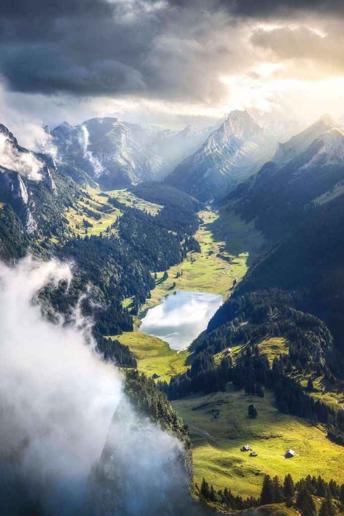 Światło słoneczne nad górskim jeziorem w dolinie