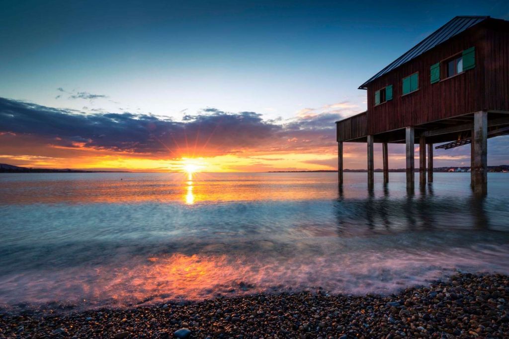 Zachód słońca przy spokojnym domu na pomostach