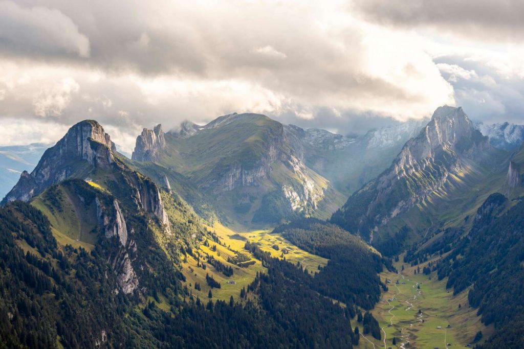 Światło słoneczne nad zieloną doliną górską
