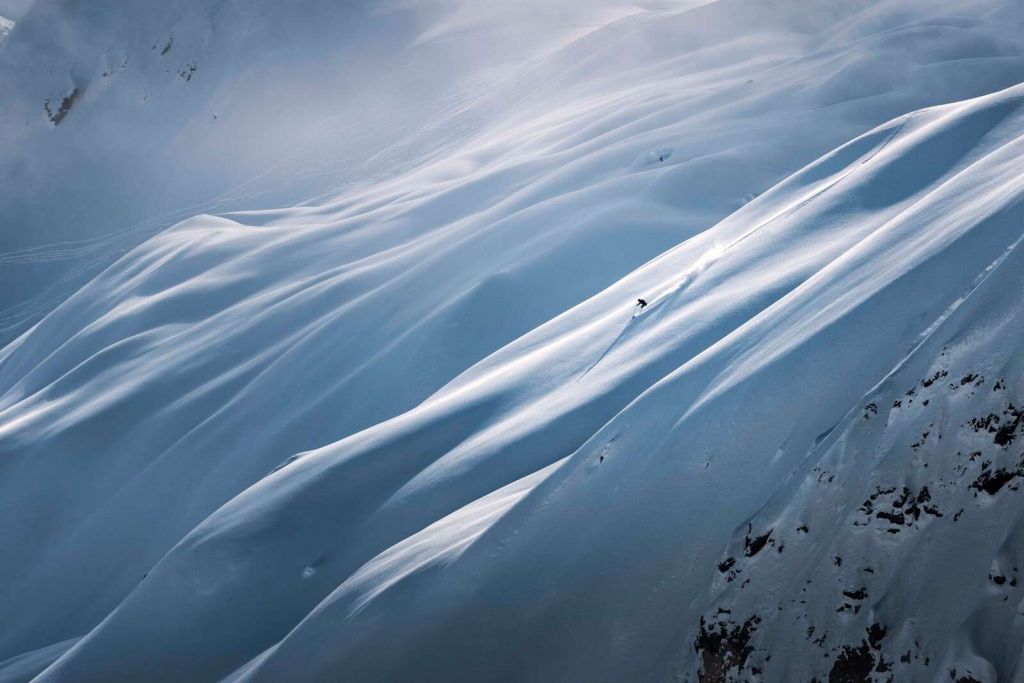 Zjazd freeride na stoku z pudrowym śniegiem