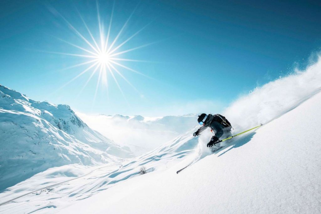 Śnieg pudrowy pod lodowatym zimowym słońcem
