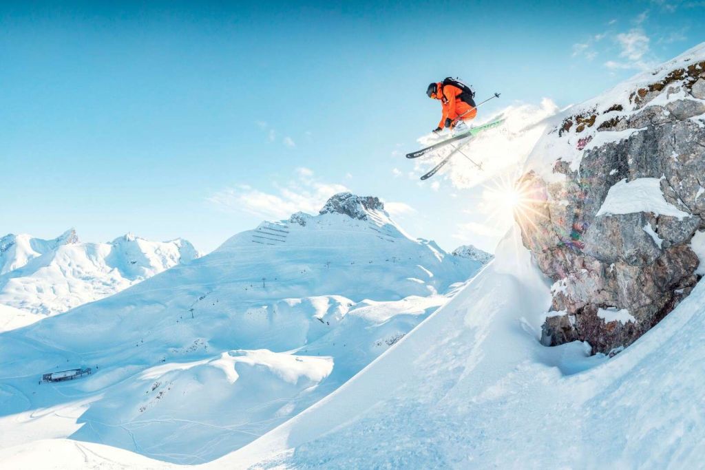 Skok w zasnieżonym górskim krajobrazie