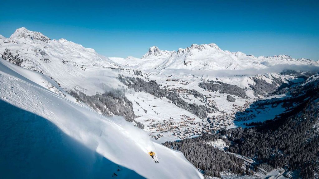 Zejscie nad alpejska wioske w sniegu