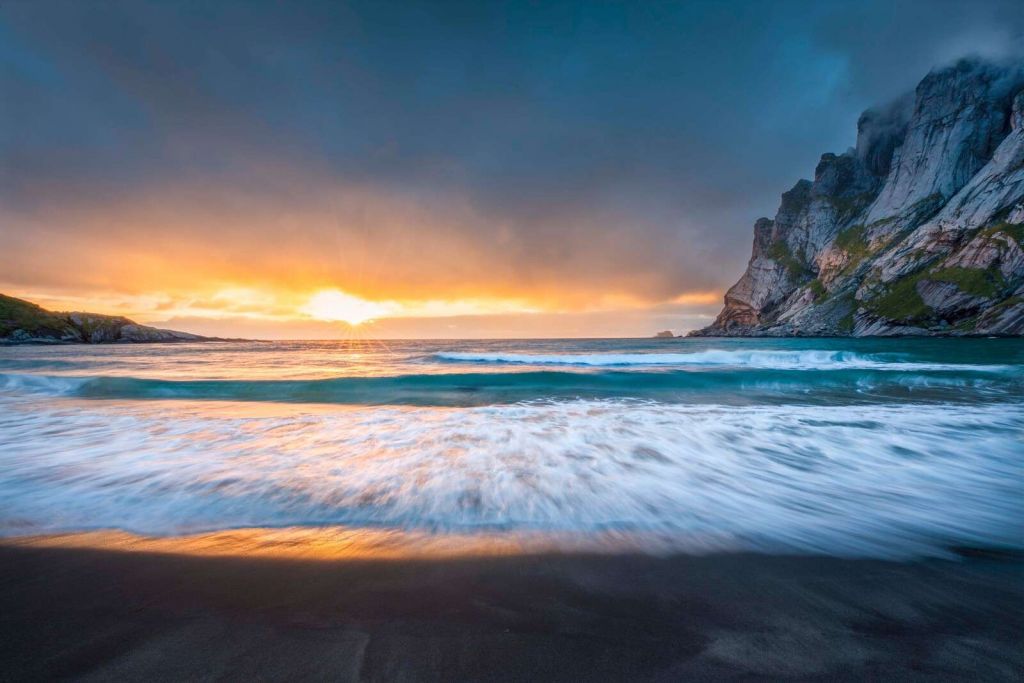 Zachód słońca nad skalistym wybrzeżem.