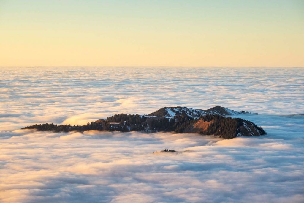 Bergkam dryfujący na morzu chmur