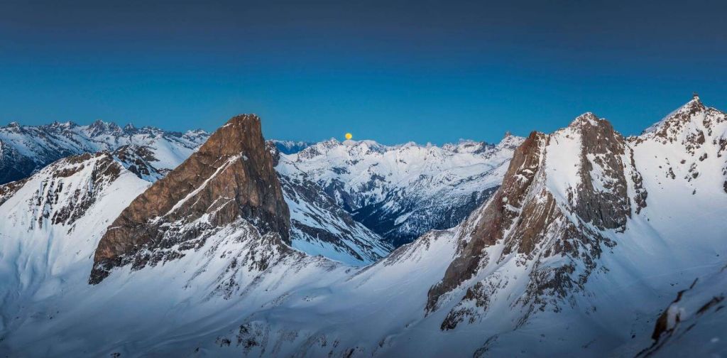 Światło księżyca nad alpejskimi szczytami