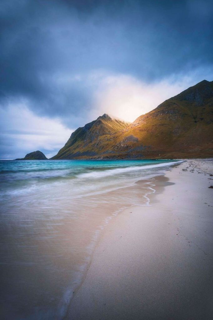 Światło słoneczne na górze i fali