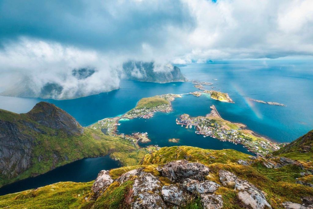 Tęcza nad fiordami wioski na wyspach.