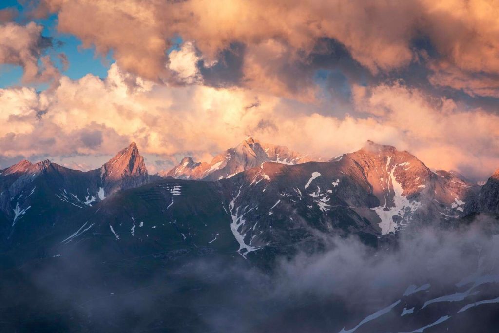 Światło wieczorne na grzbiecie górskim