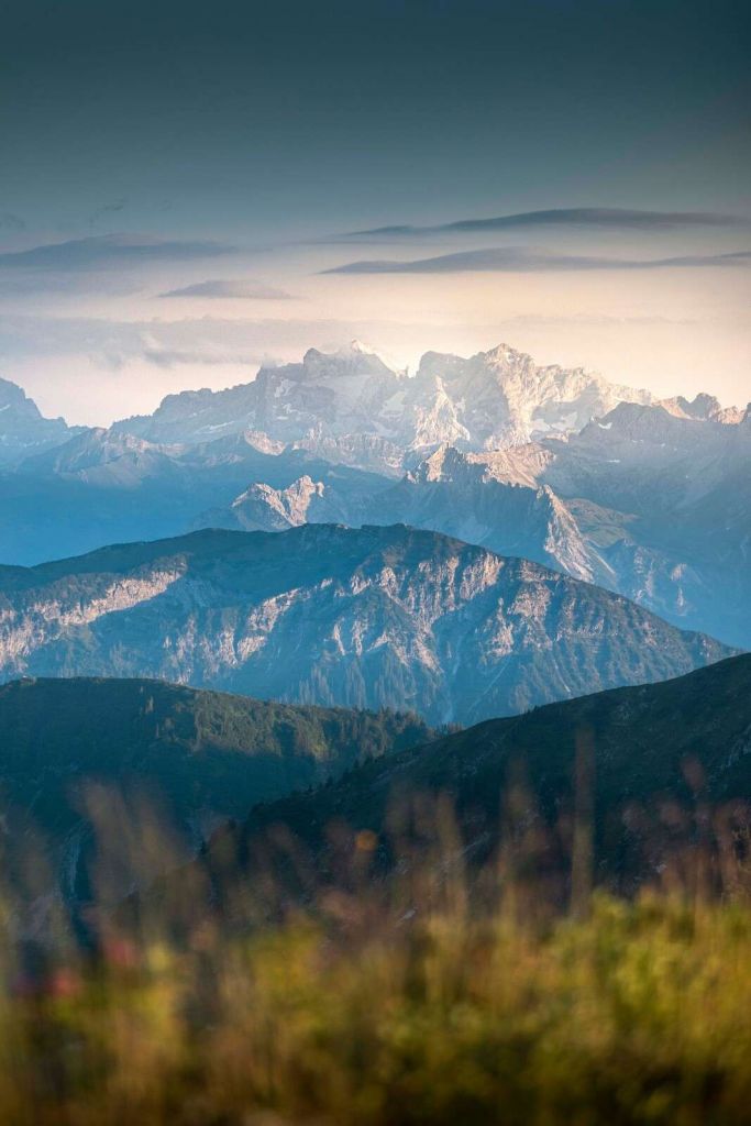 Niebieska warstwowość w górach