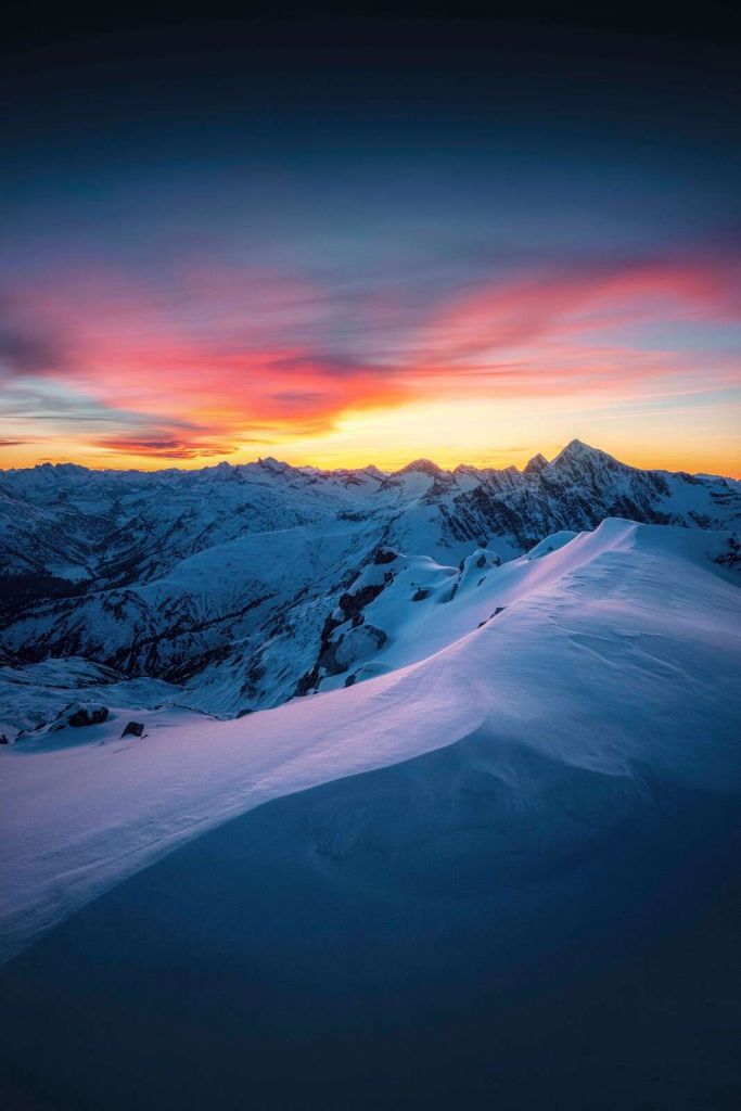 Zasnieżone szczyty o świcie.