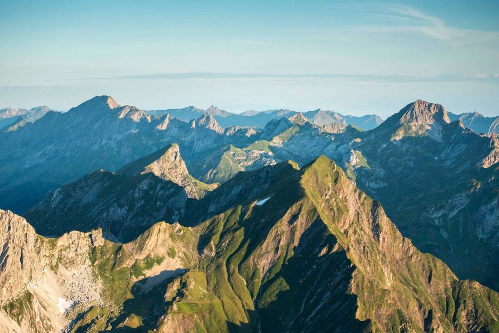 Letnie światło nad grzbietem gór.