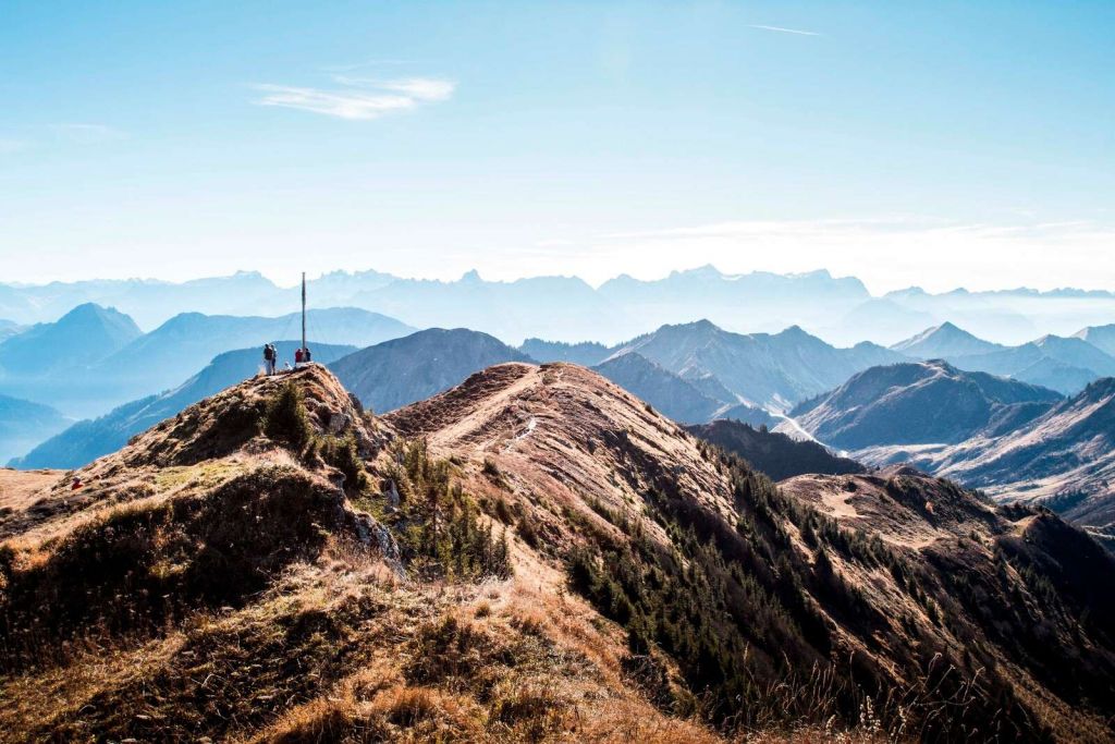 Poranna jesień na grzbiecie górskim