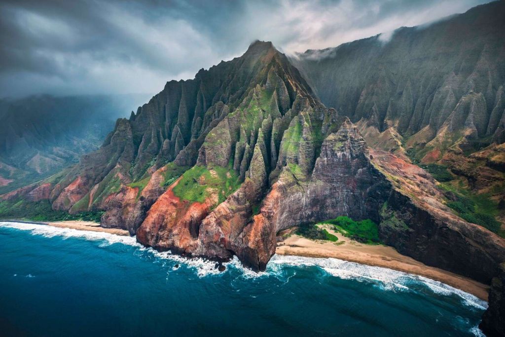 Dramatyczne klify nad turkusowym wybrzeżem