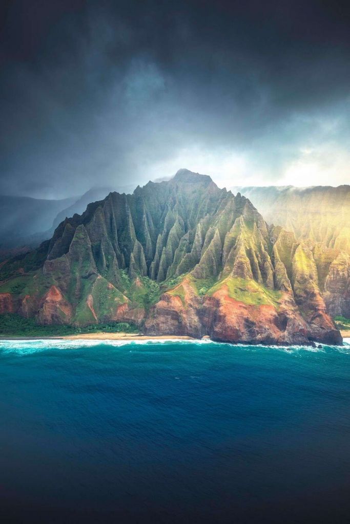 Światło słoneczne na tropikalnych klifach