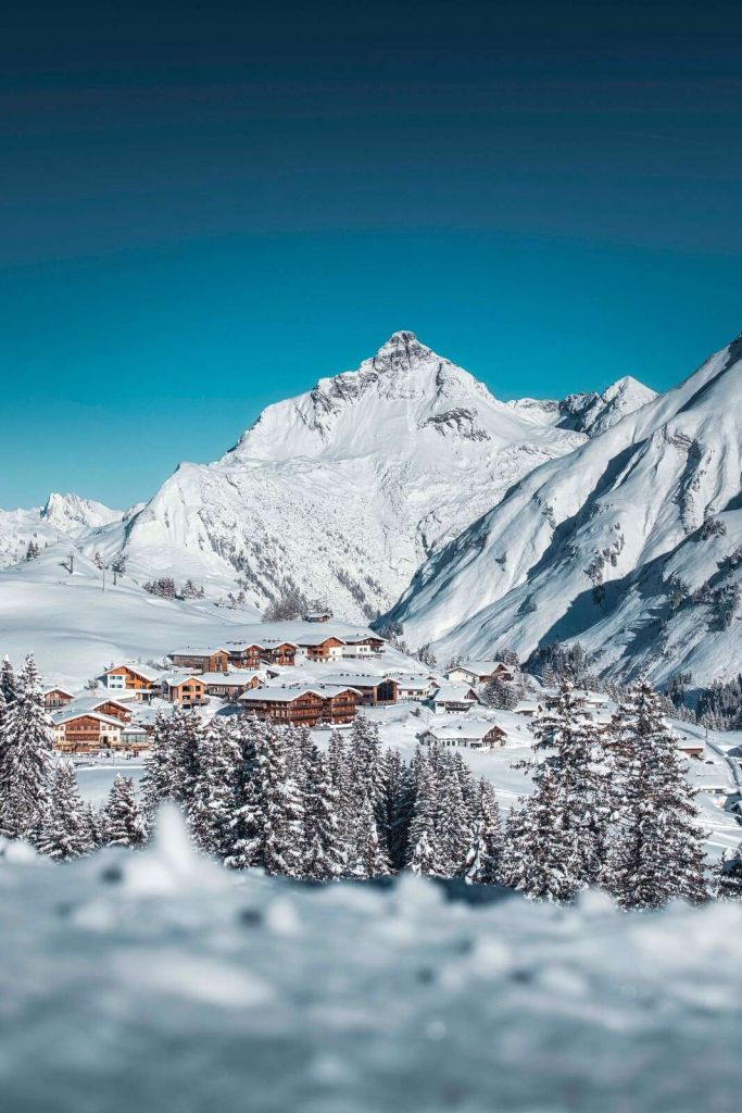 Schroniska górskie pod zimowym szczytem