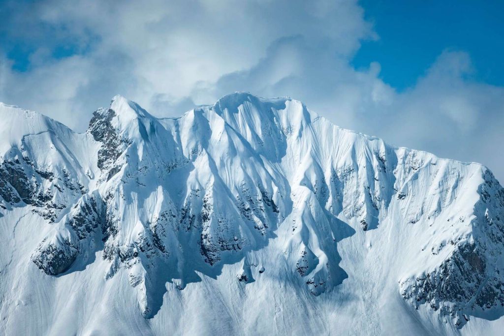 Strome szczyty z zimowym słońcem