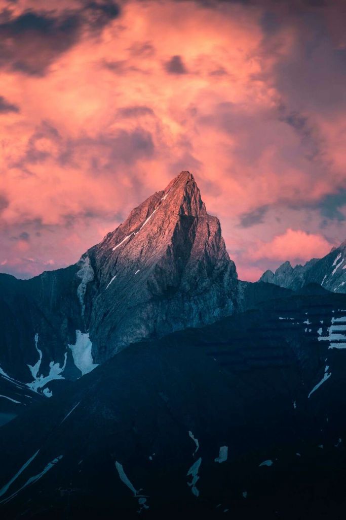 Szpic górski w ognistym zmierzchu