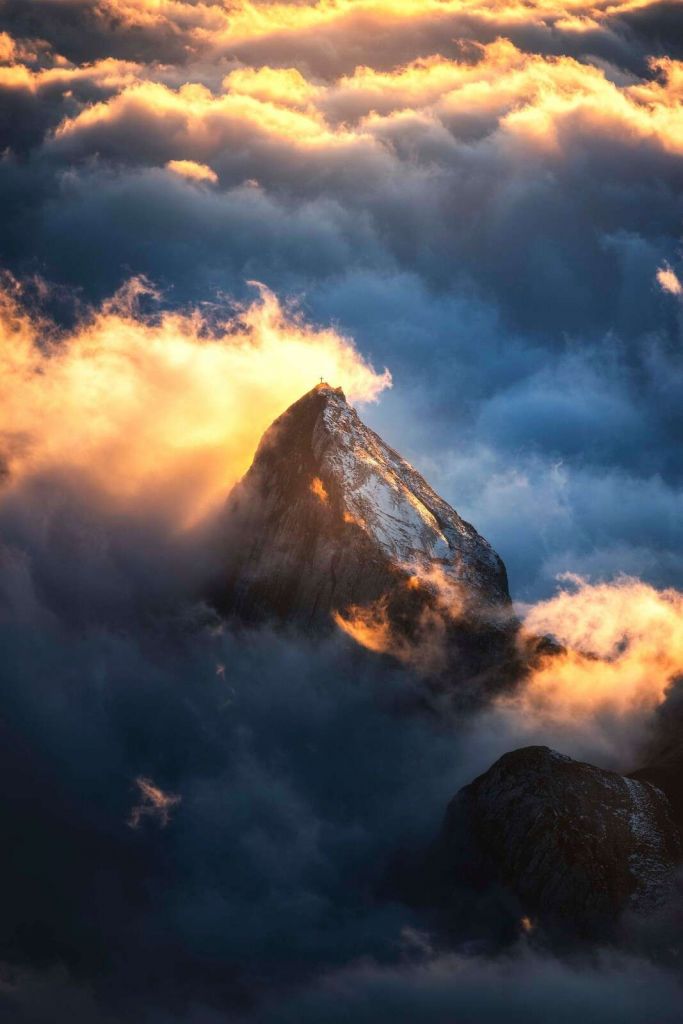 Góra Krzyżowa w ognistej mgle