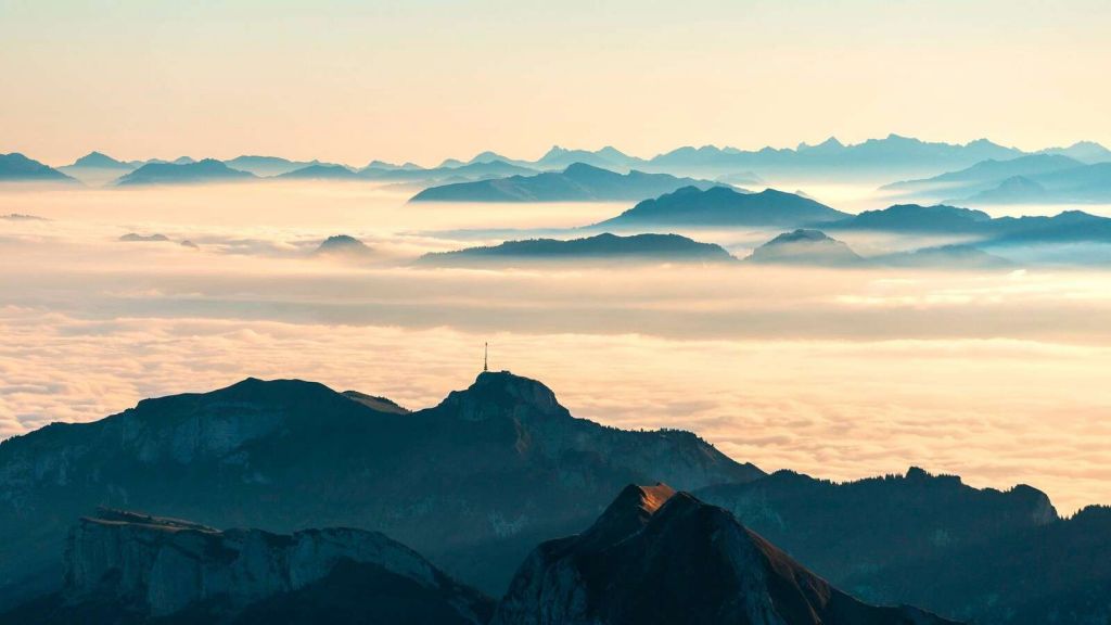 Niebieskie warstwy gór w porannym mglistym.