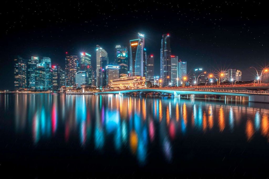 Odbicia światła na nowoczesnej linii horyzontu.