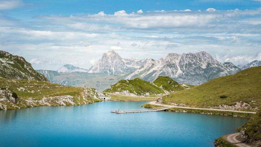 Jasne jezioro w dolinie letniej.