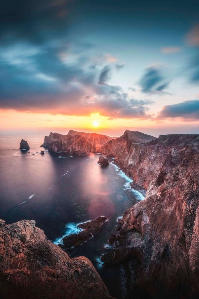 Zachód słońca nad skalistym wybrzeżem