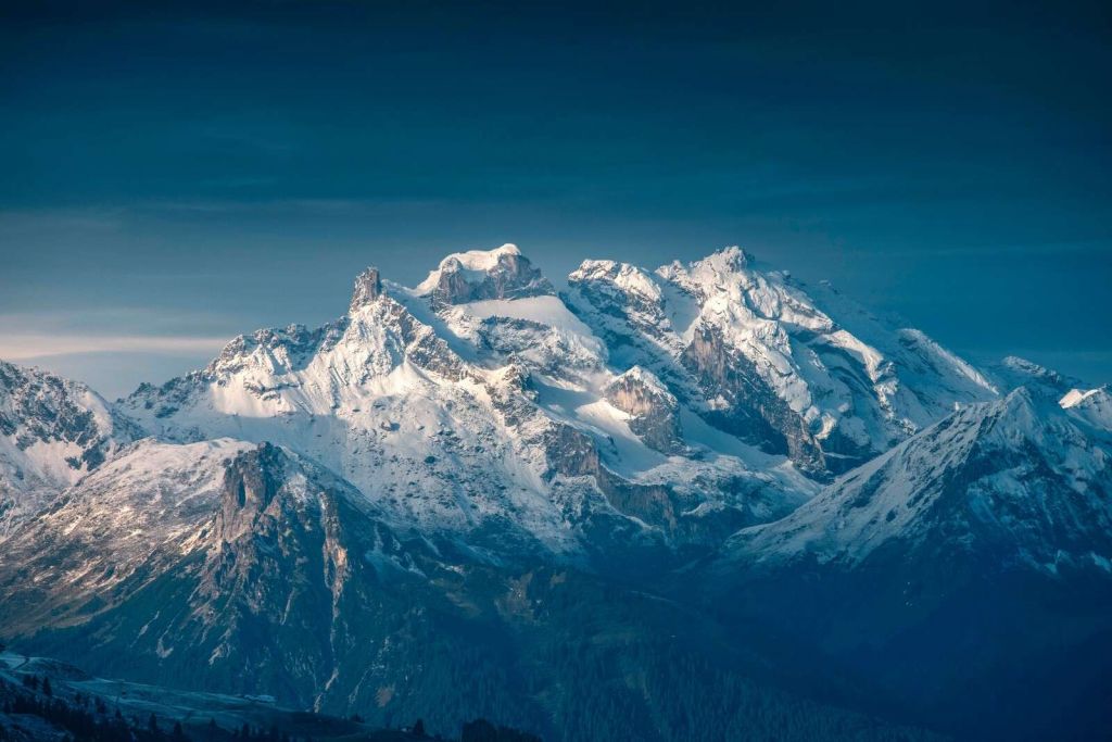 Światło kryształowe nad zaśnieżonymi szczytami