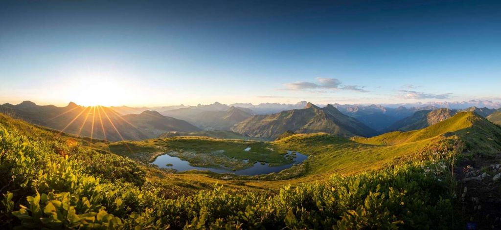 Światło słoneczne nad doliną górską