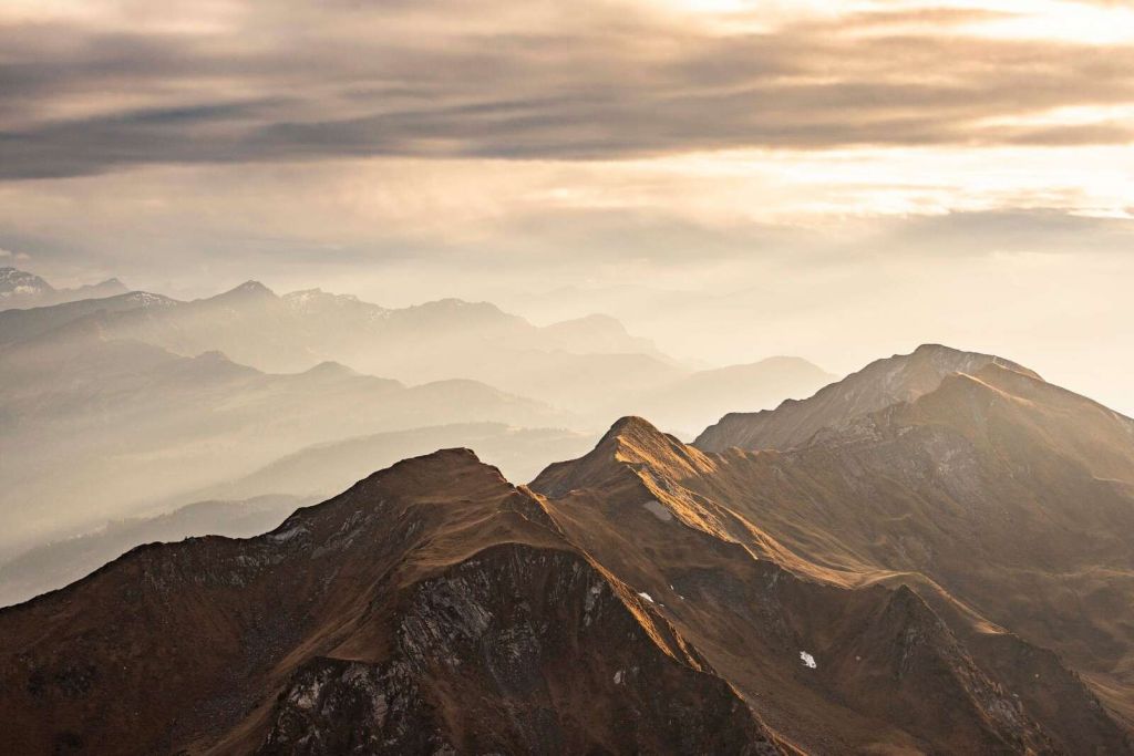 Złocisty blask nad grzbietem gór.