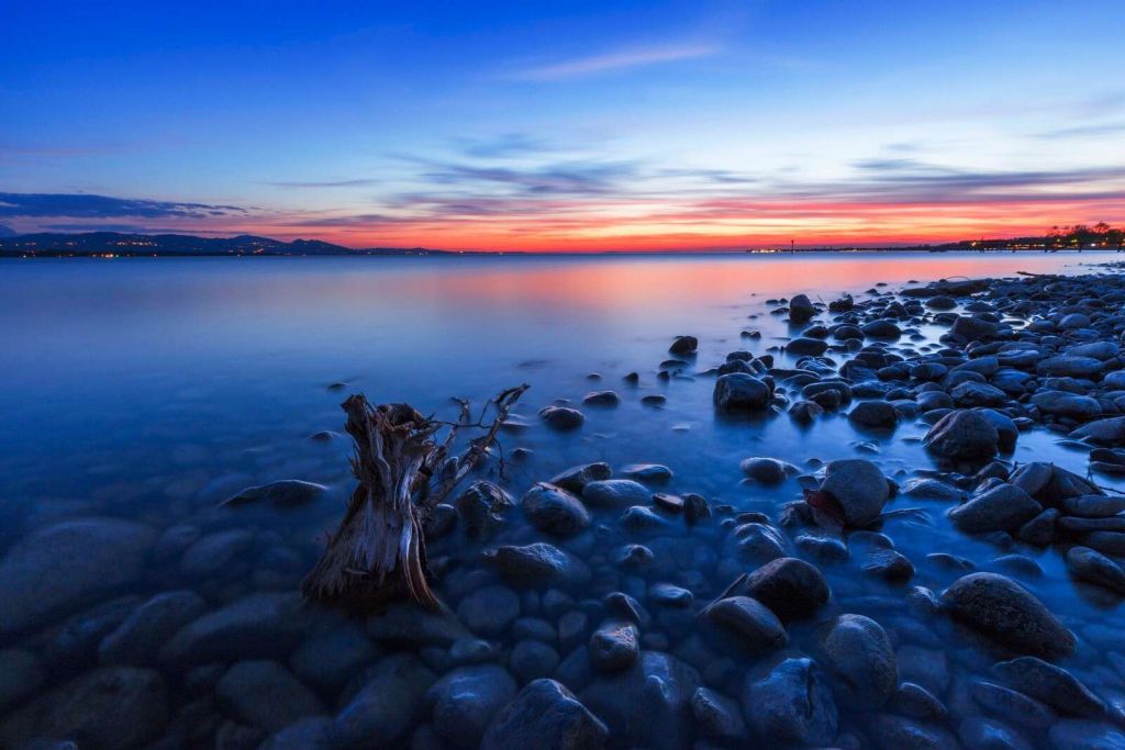 Zardzewiały brzeg przy świetle wieczornym